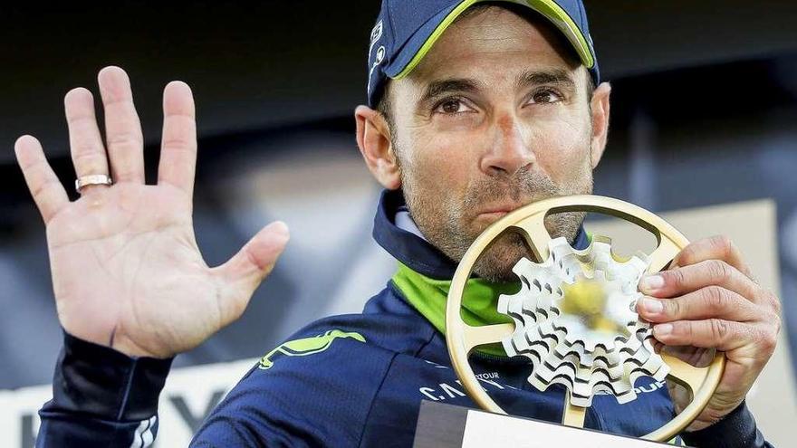 Alejandro Valverde celebra en el podio su quinta Flecha Valona.