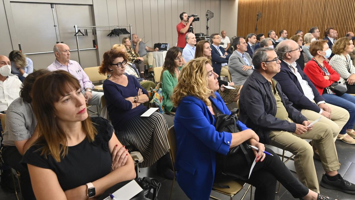 La mesa de diálogo sobre nuevas oportunidades de inversión despertó el interés de los asistentes.