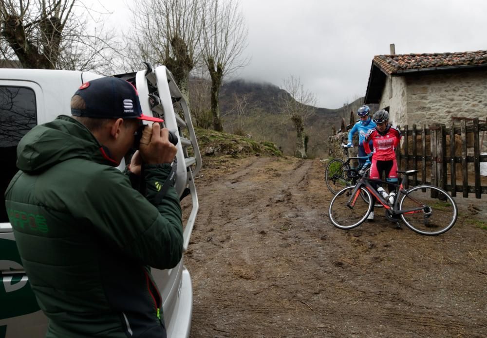 Subida de reconocimiento al final de la etapa de la Vuelta a España en Nava