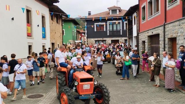 Participantes en el desfile de la romería asturiana celebrada en la mañana de ayer en Benia.