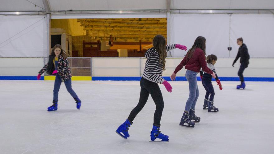 Consulta los horarios de la pista de hielo, que abre mañana en la Plaza de Toros de Alicante por Navidad