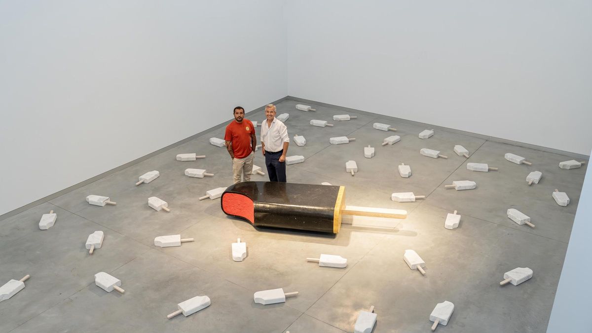 El alcalde de Estepona, José María García Urbano, y el artista Juan Miguel Quiñones han visitado la exposición 'Quiñones: Al Origen'.