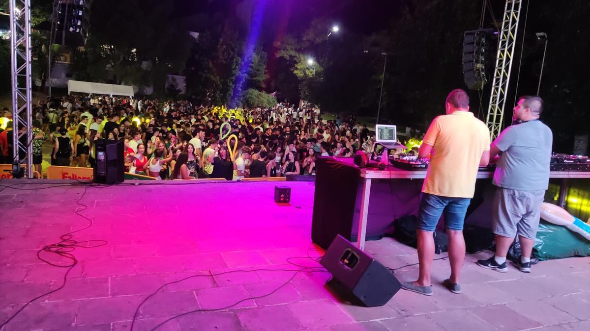 Fiesta con DJ en el Jardí de la Pau, durante la pasada Fira d'Agost.