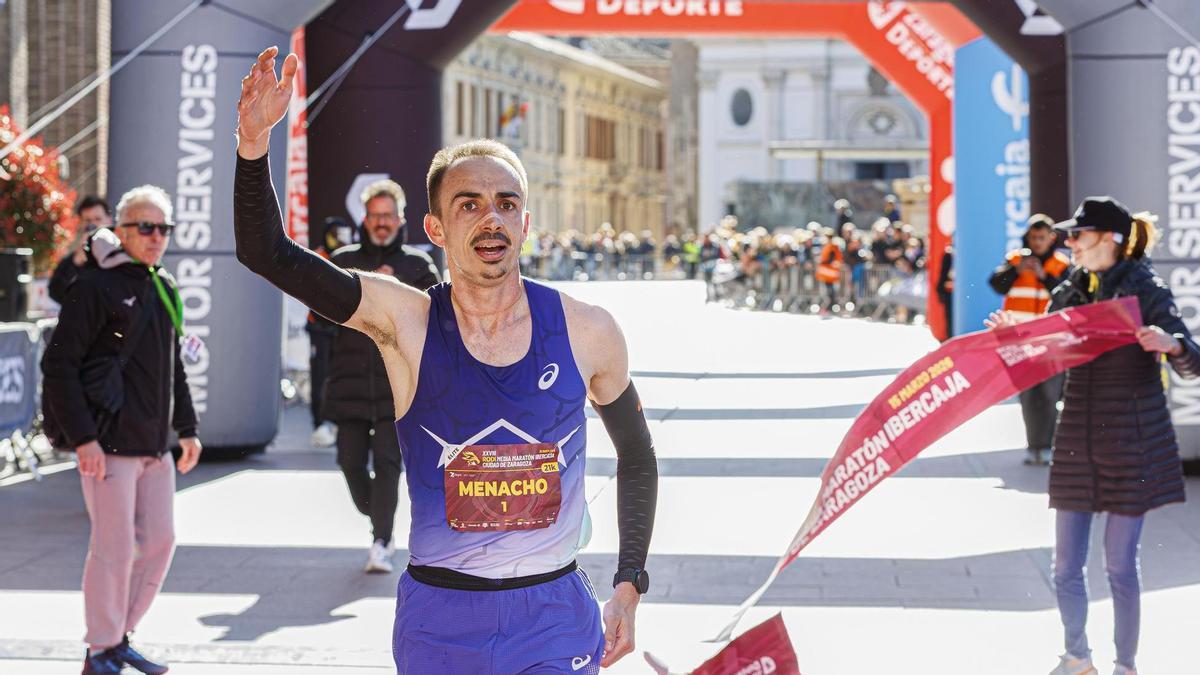 El atleta Eduardo Menacho, en la Media Maratón de Zaragoza.