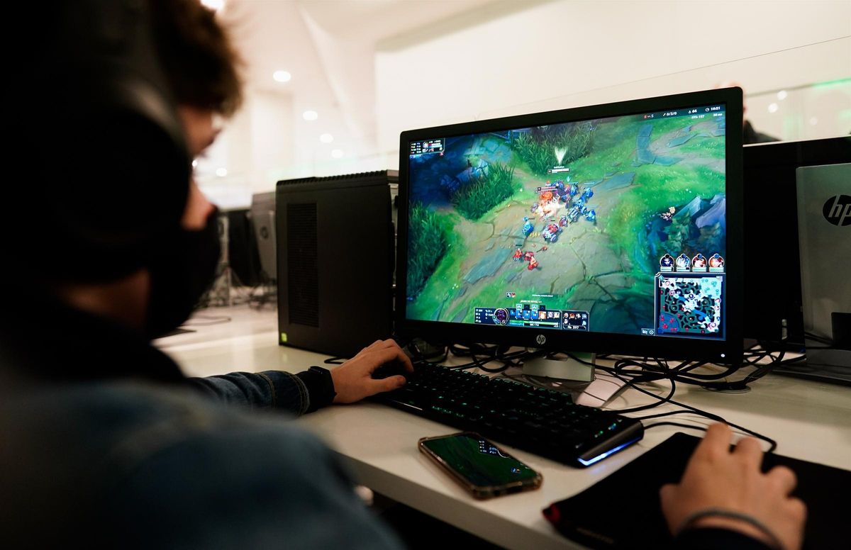 Un joven jugando a un videojuego.
