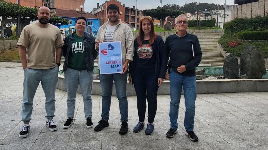 Alberte G. Nicolás, en el centro, con sus compañeros.  | // L.O.