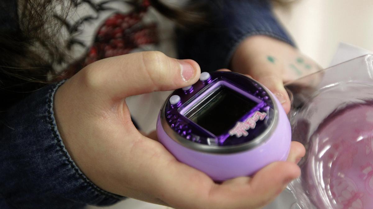 Treinta años de Tamagotchi, la mascota digital que ahora regresa a sus orígenes en Tokio.