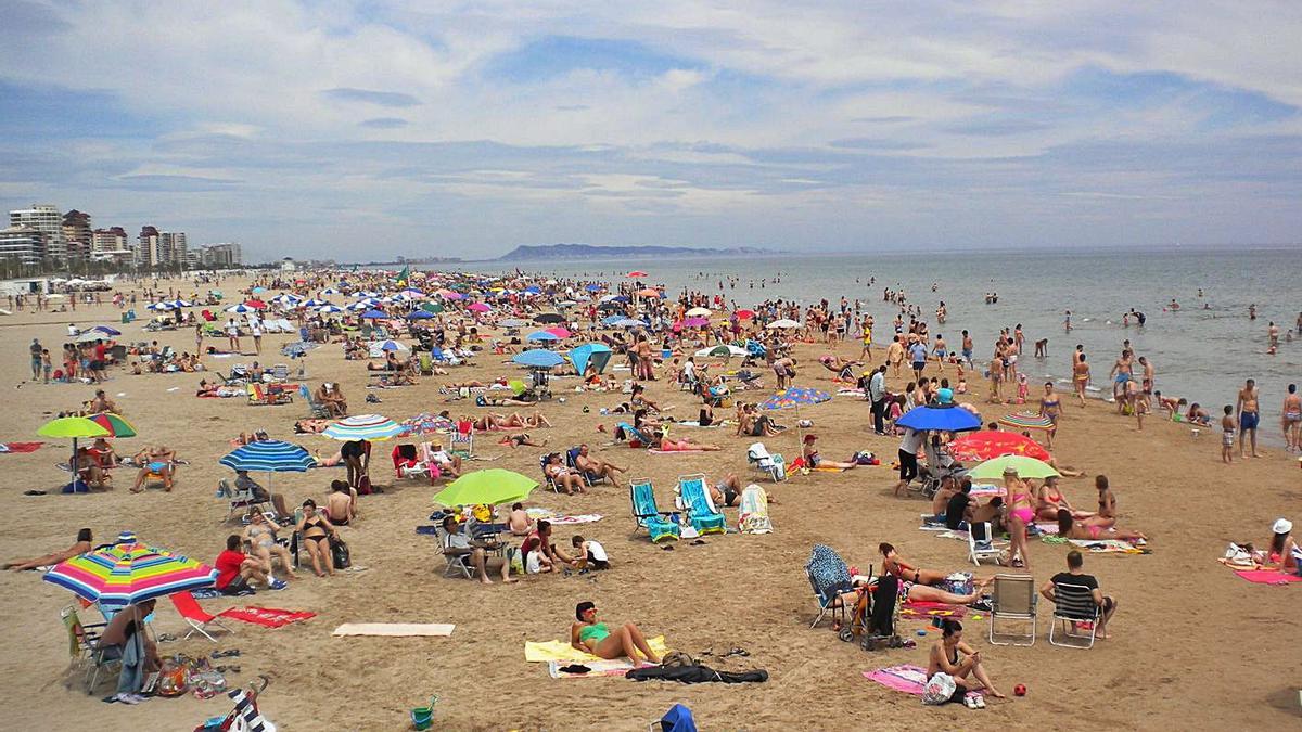 Turistas contemplando el mar desde el paseo de l’Escullera, antes de la crisis sanitaria. | NATXO FRANCÉS