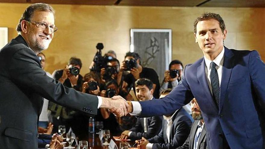 Mariano Rajoy i Albert Rivera celebren l&#039;acord d&#039;investidura