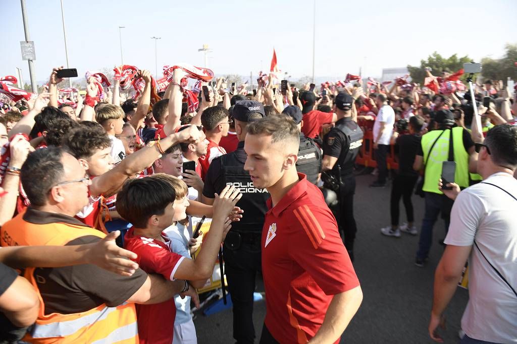 Recibimiento de la afición al Real Murcia antes del partido ante el Nástic