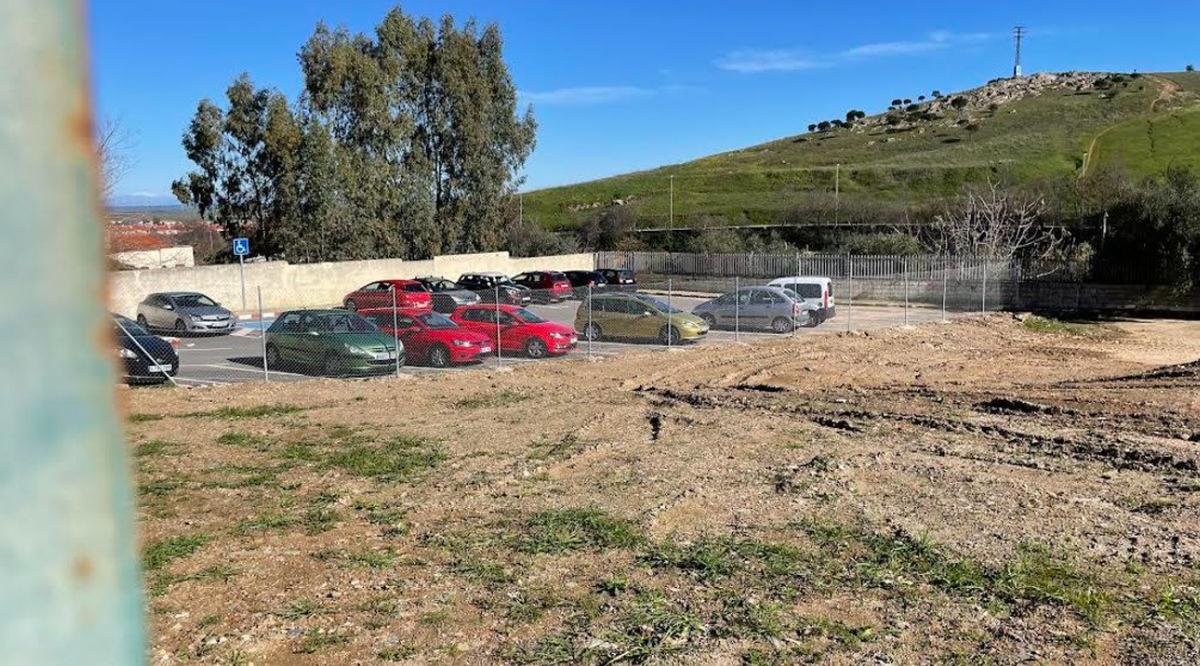 Aparcamiento en superficie en la zona de El Madruelo.