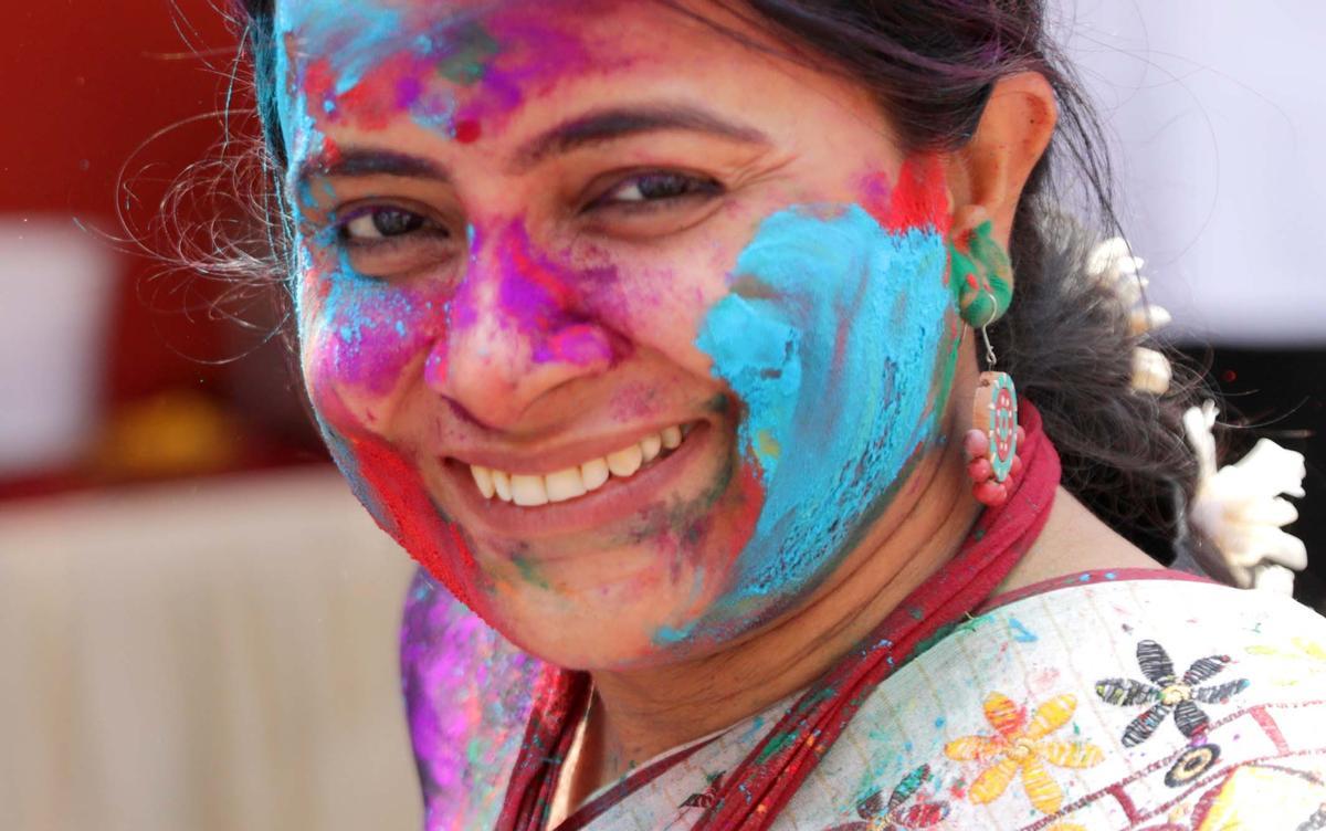 Celebraciones del Holi en el templo Kalupur Swaminarayan , India.