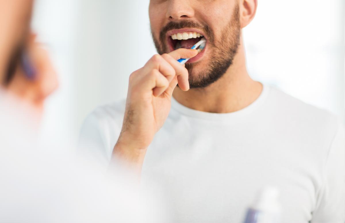 Llevar una buena higiene dental es esencial para la durabilidad de los implantes dentales.