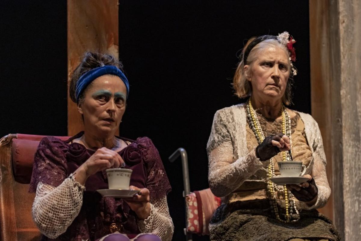 Mónica Camaño y Casilda Alfaro en &quot;As damas de Ferrol&quot;, de Teatro do Noroeste