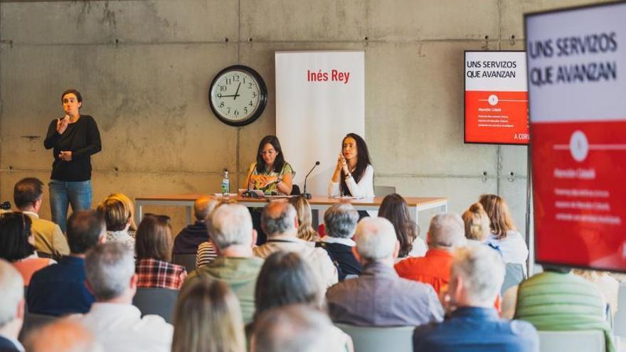 Inés Rey y Yoya Neira, en su encuentro con las entidades vecinales en Os Mallos.   | // L. O.