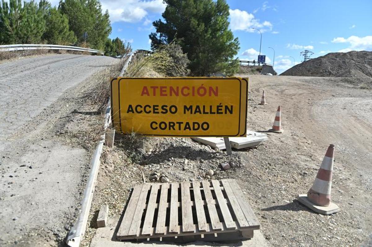 Cartel que advierte del acceso cortado a Mallén porque falta por rematar el enlace de Cortes.