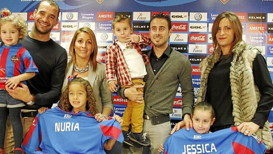 Juanfran y López posan con su familia tras la rueda de prensa
