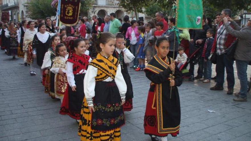 Cuatro grupos de baile tradicional participan en el I Festival de Folclore de la Vendimia