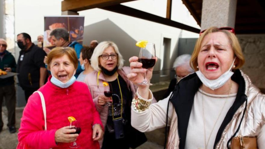 Los vecinos brindaron por la inauguración de las viviendas.