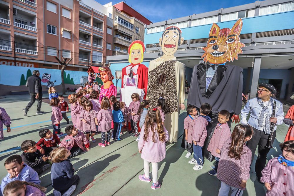 Los profesores recrean la tradición del pasacalles de La Charamita en el patio del Colegio Público Cuba durante las fiestas patronales