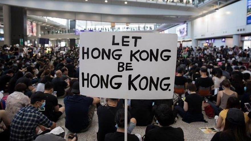 Los manifestantes de Hong Kong inician una sentada de tres días en el aeropuerto