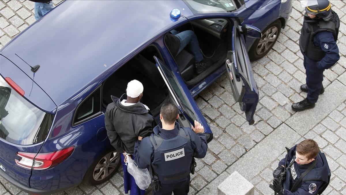 Agentes franceses arrestan a un sospechoso en una redada en Saint-Denis, en el norte de París, el 18 de noviembre del 2015, tras los ataques yihadistas de la semana anterior.