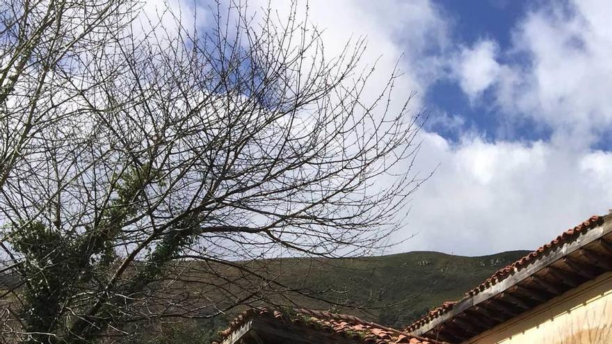 Tere Granda y Juan Manuel González supervisan la escuela de Cibidiellu, en Parres.