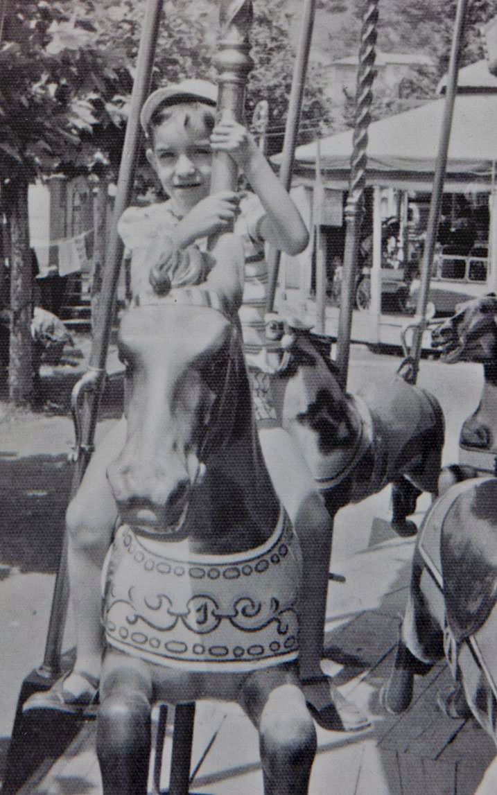En un tiovivo en “La Selva”, en las fiestas de La Laguna, en El Entrego, en 1962.