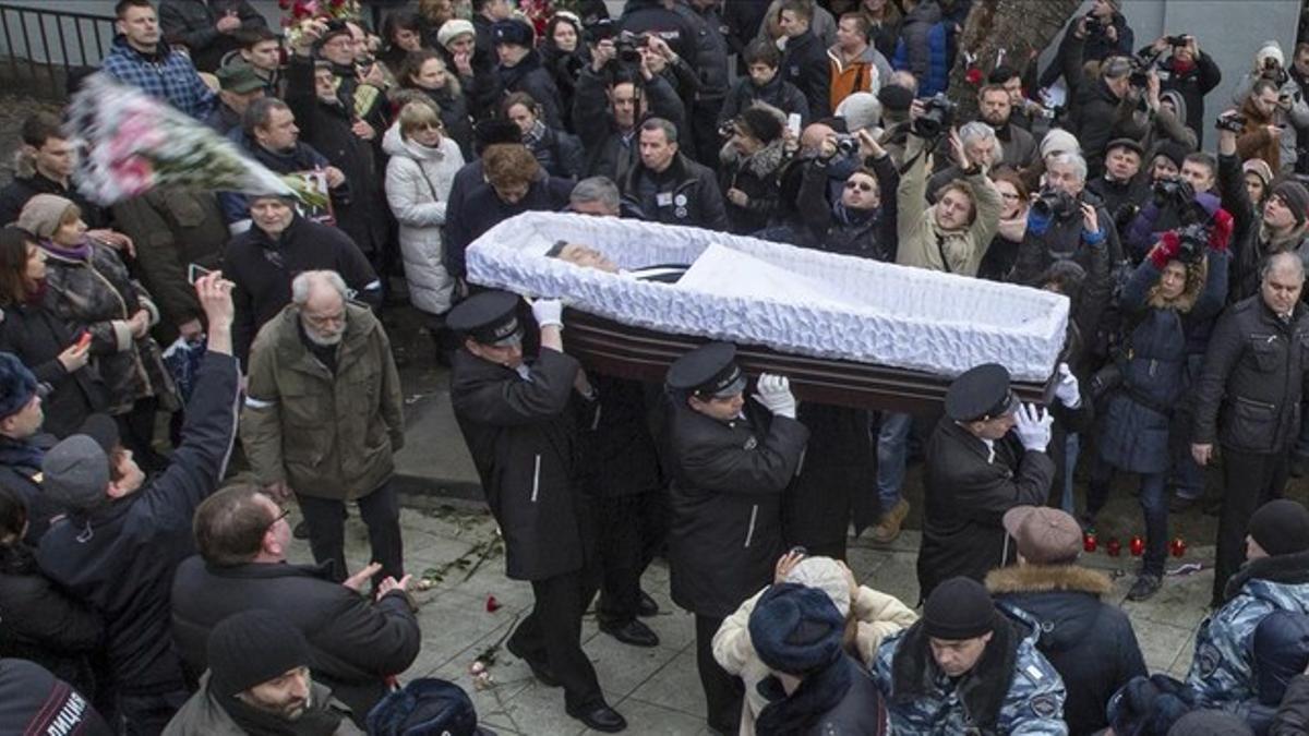 Una multitud se agolpa junto al ataúd de Nemtsov en un acto de homenaje.