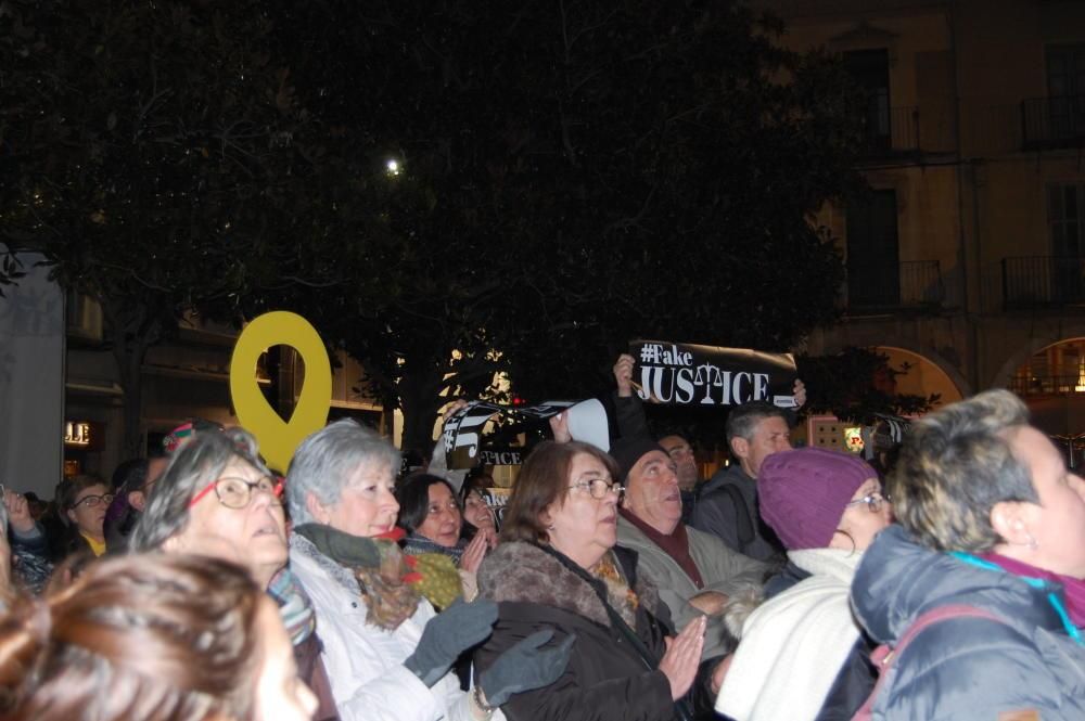 Protesta a la plaça de l'Ajuntament de Figueres