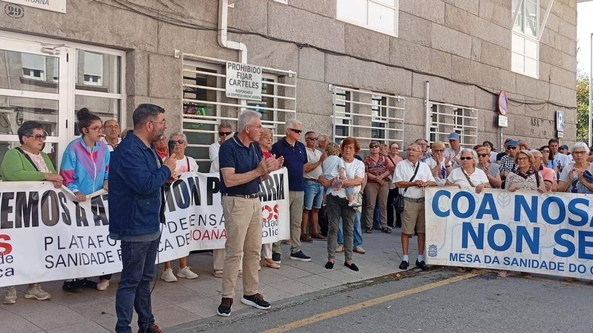 El portavoz de Defensa da Sanidade, Gabriel Ferral, en el centro de la foto en la protesta de este domingo.