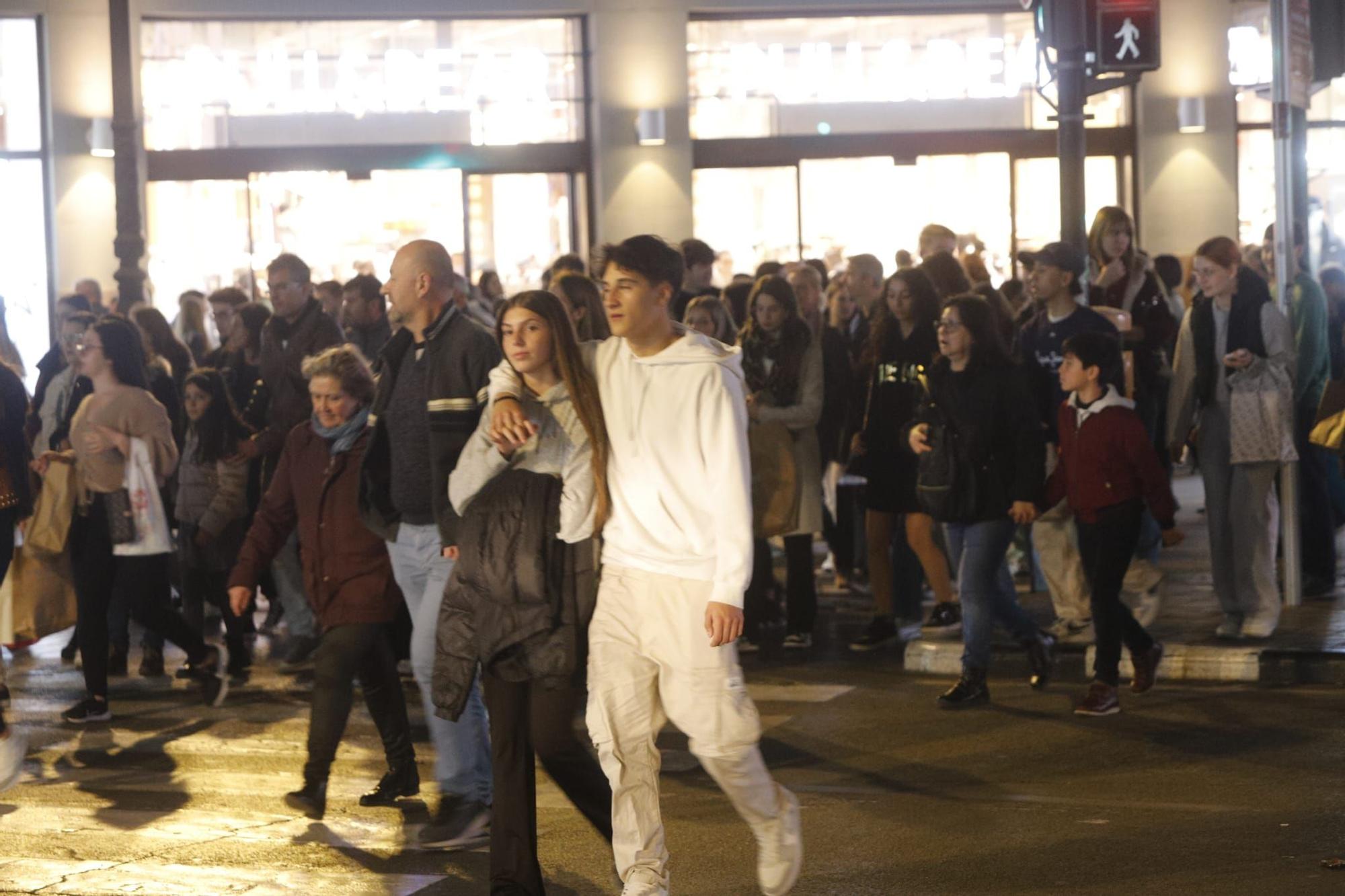 El turismo y las compras navideñas llenan las calles de València