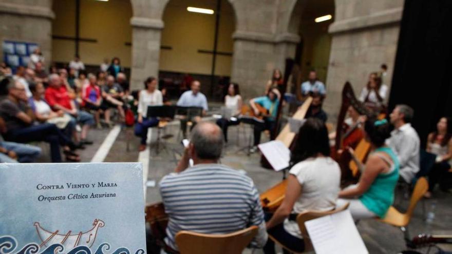La &quot;Orquesta Céltica Asturiana&quot;, en una presentación en el CCAI.