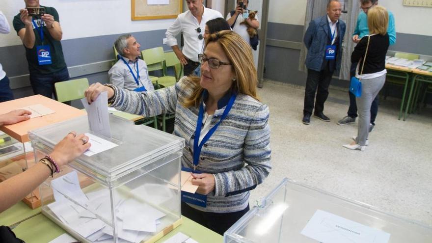 La candidata del Partido Popular, Mayte Martín Pozo, vota durante las elecciones municipales de Zamora 2019.