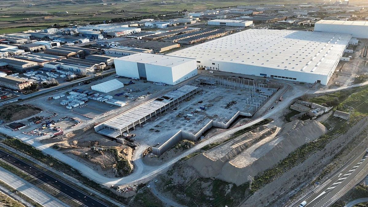 Vista aérea de los trabajos en el nuevo complejo logístico de Inditex ubicado en el polígono de Malpica en Zaragoza.