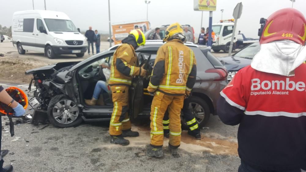 Los bomberos han rescatado a un conductor herido y atrapado en su coche tras un accidente con tres vehículos implicados en San Miguel de Salinas