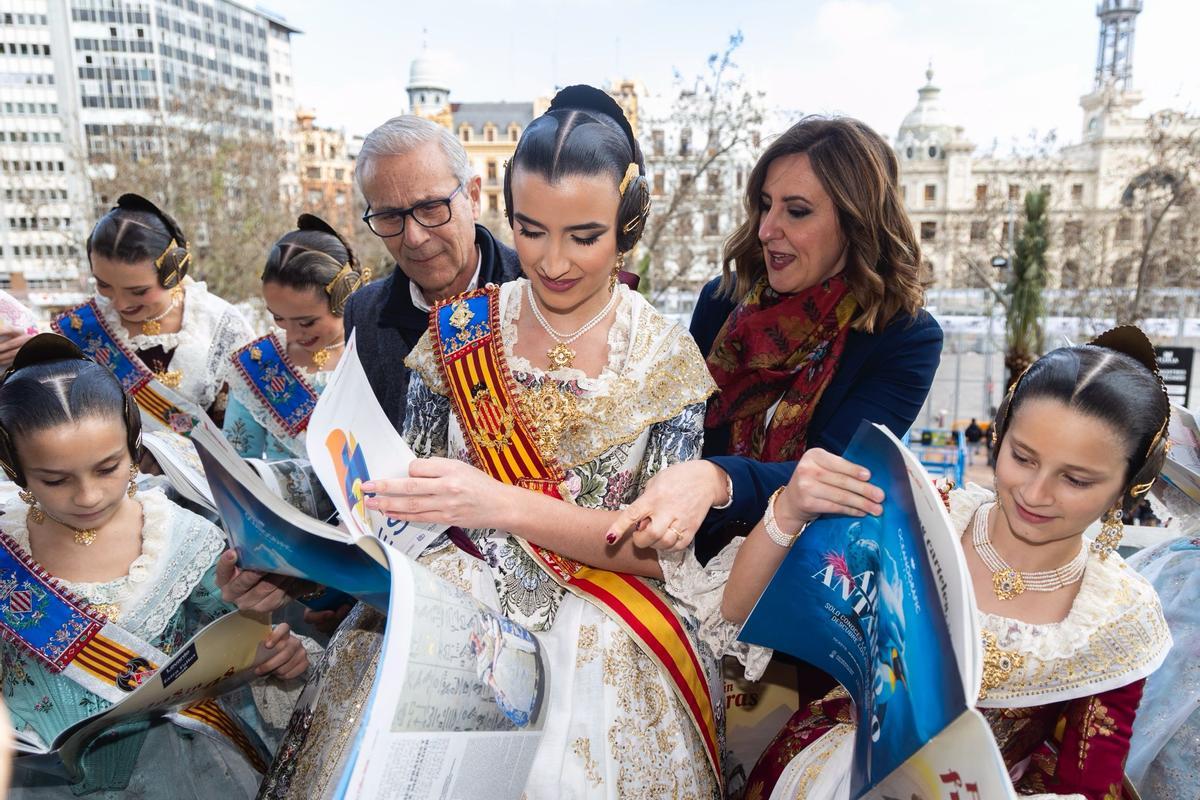 El Extra de Fallas de Levante-EMV llega al balcón del Ayuntamiento