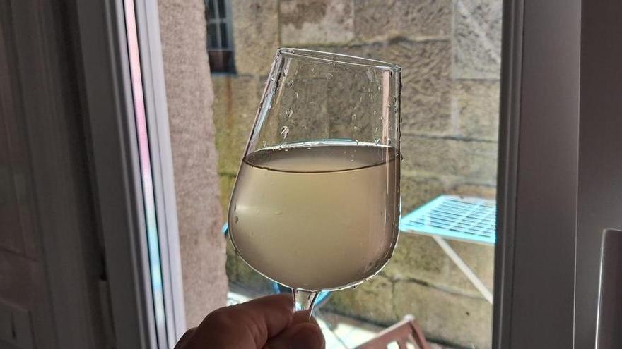Preocupación en Sabarís por la turbidez del agua: «Da asco»