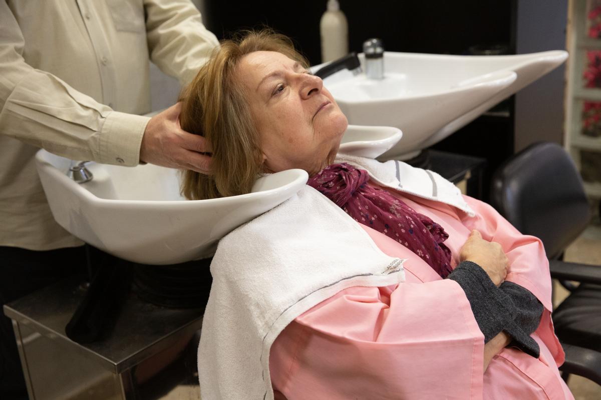 Una mujer es atendida en una peluquería en Barcelona.