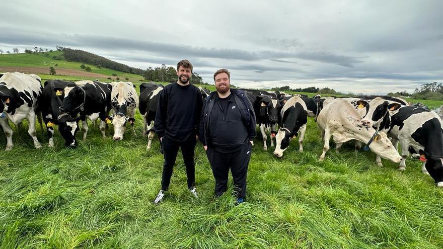 Revuelo en Castropol por la fugaz visita de Ibai Llanos y Gerard Piqué a la ganadería &quot;La Peruyeira&quot;