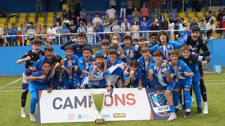 El Infantil del Dépor celebra el título de División de Honor en el campo de Burgáns, en Cambados. |  // RFGF