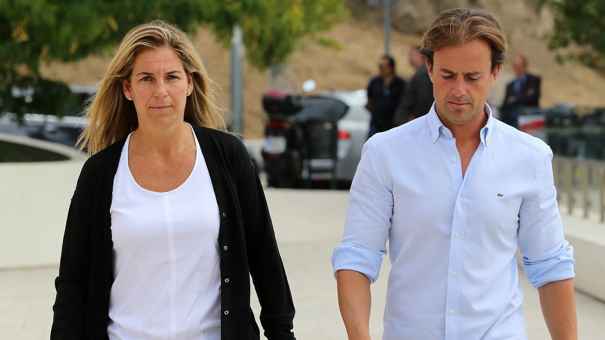 Arantxa Sánchez Vicario y Josep Santacana, en el entierro de Álvaro Bultó, en el tanatorio de Sant Gervasi