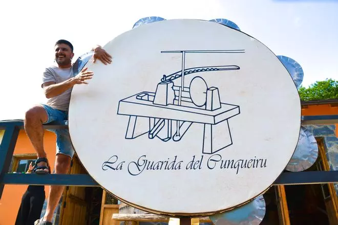 Tradición a golpe de percusión: así se estrenó en Degaña la pandereta más grande de España