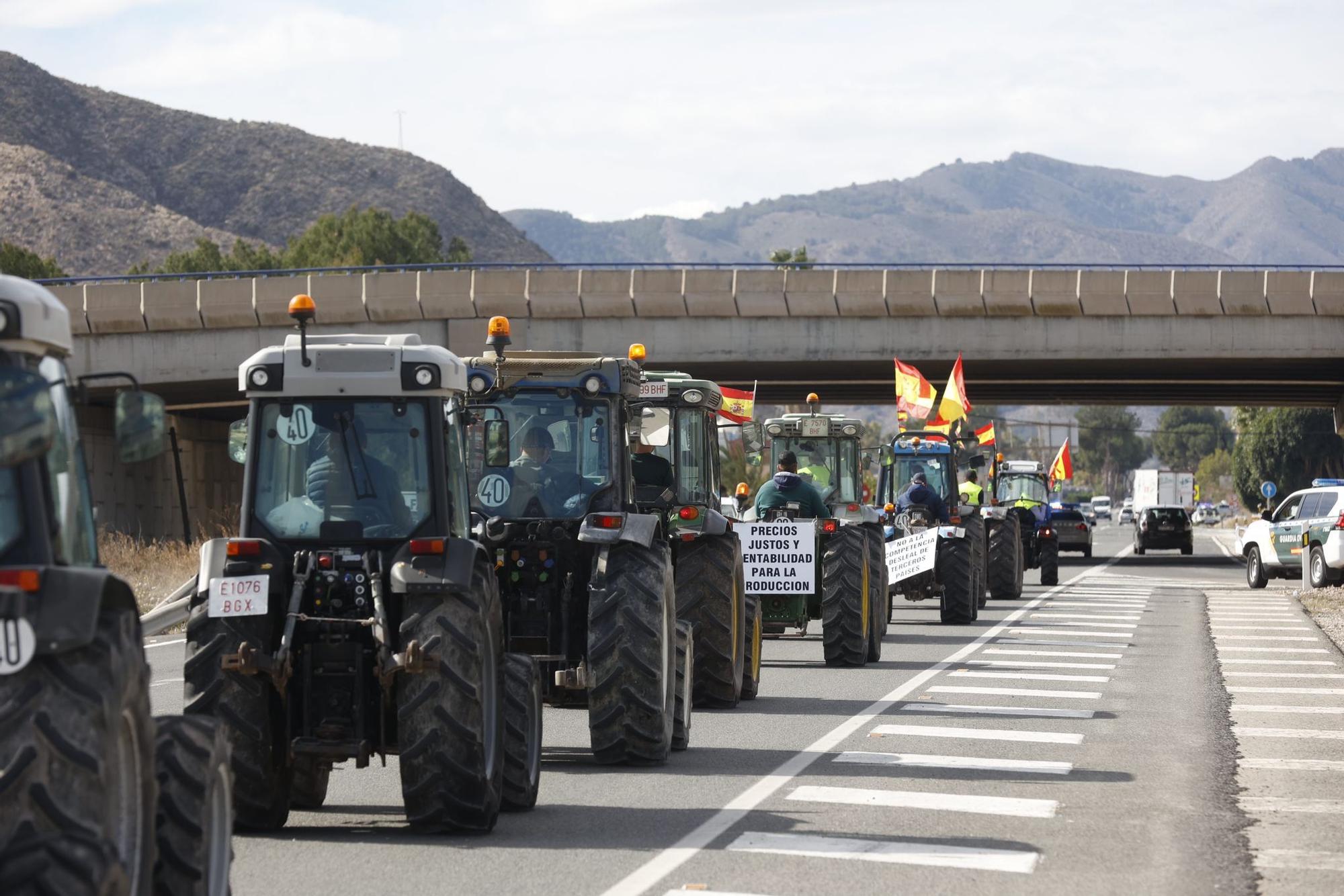 Los agricultores se concentran en tres comarcas de la provincia de Alicante en una tractorada por carreteras secundarias