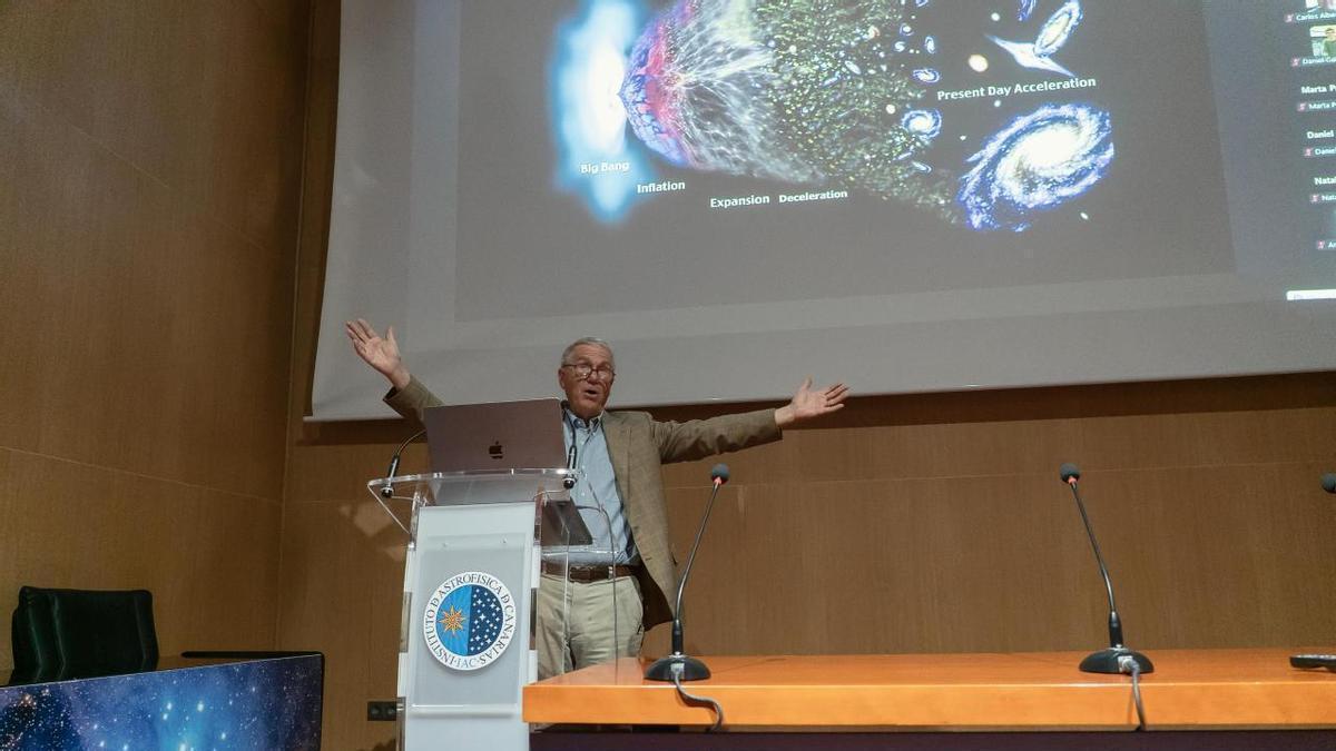 El director ejecutivo del consorcio del TMT, Robert Kirshner, en una conferencia en el IAC.