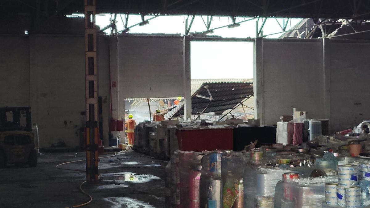 Los bomberos refrescan los puntos calientes que quedaban del incendio.