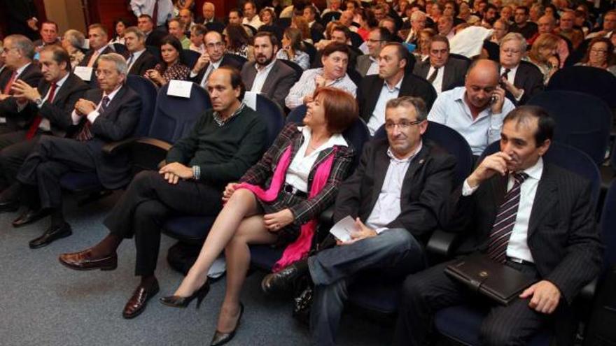 Presentación en el centro social Caixanova del estudio de viabilidad del área metropolitana viguesa. / joel martínez