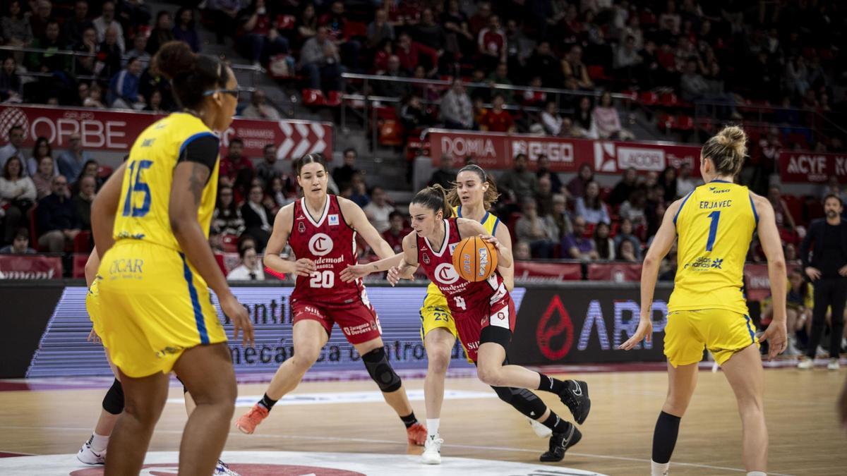 Mariona se va de una rival en el duelo contra Spar Gran Canaria en el partido de liga.