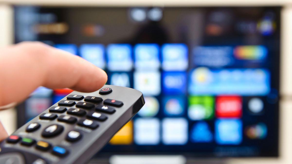 El mando a una Smart TV (televisión inteligente).