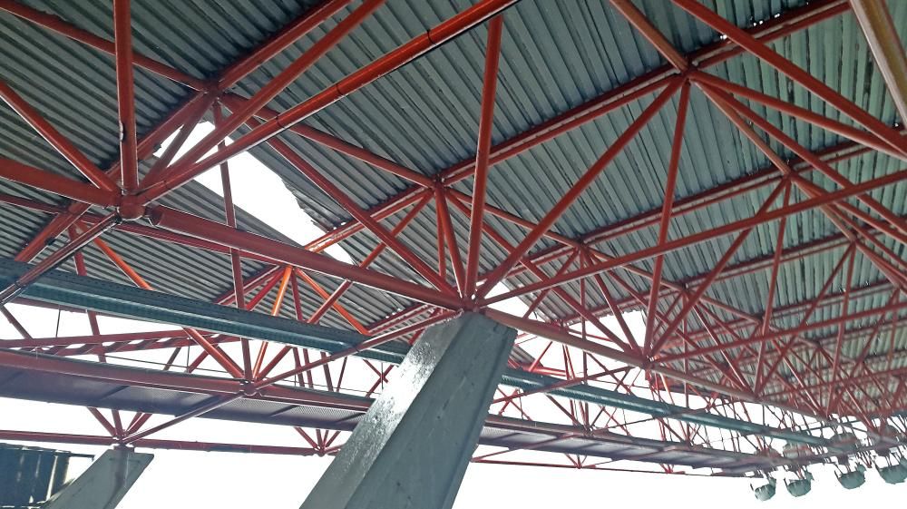 Los daños causados en la cubierta de la grada de Río y la imposibilidad de repararlos a tiempo impiden garantizar la seguridad de los espectadores según Abel Caballero.